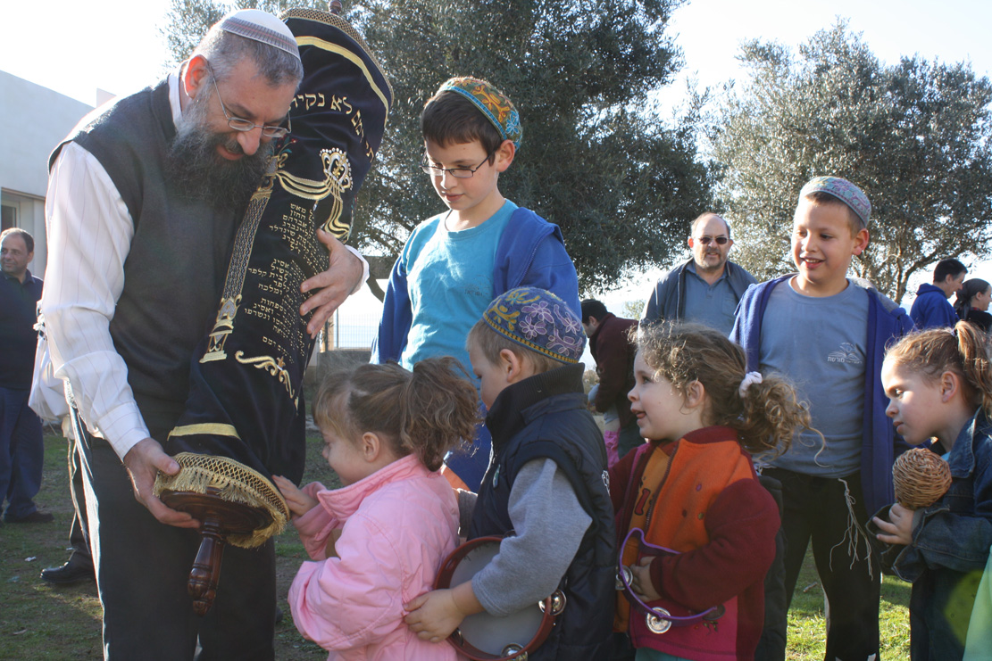 הרב עוזיאל, רב המועצה, יחג עם ילדי הגנים.